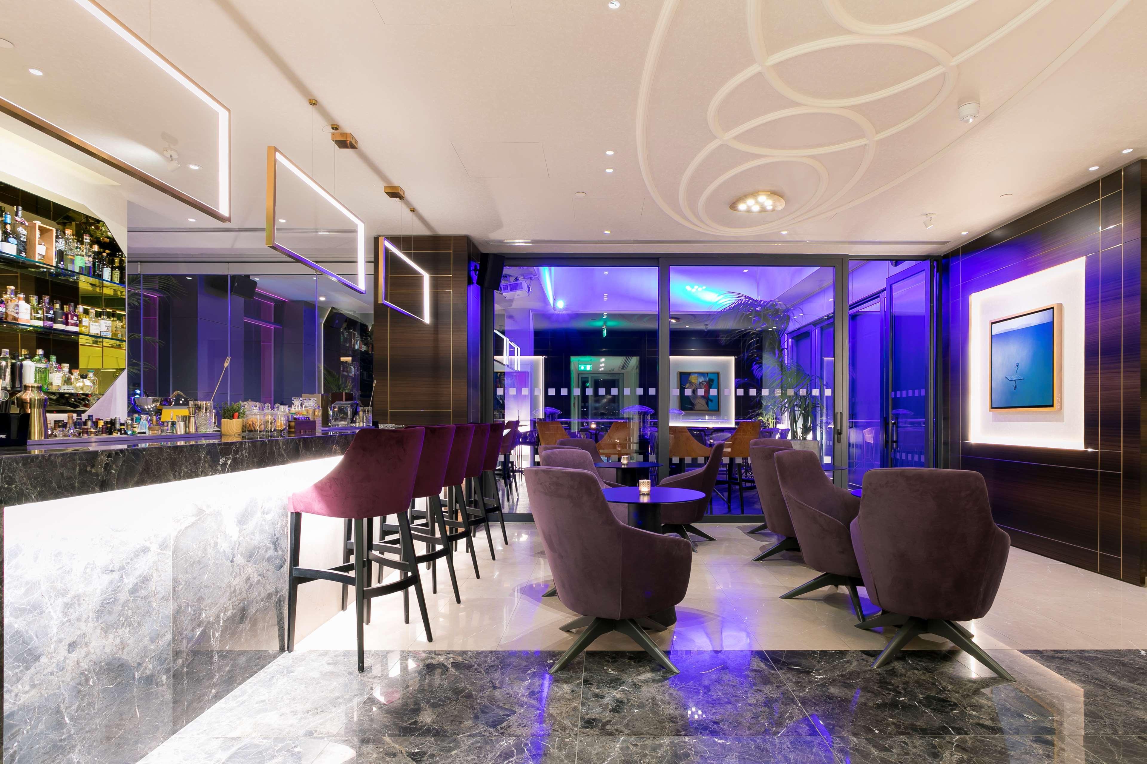Radisson Blu Hotel, Larnaca Dış mekan fotoğraf The bar at the 360° Sky Lounge