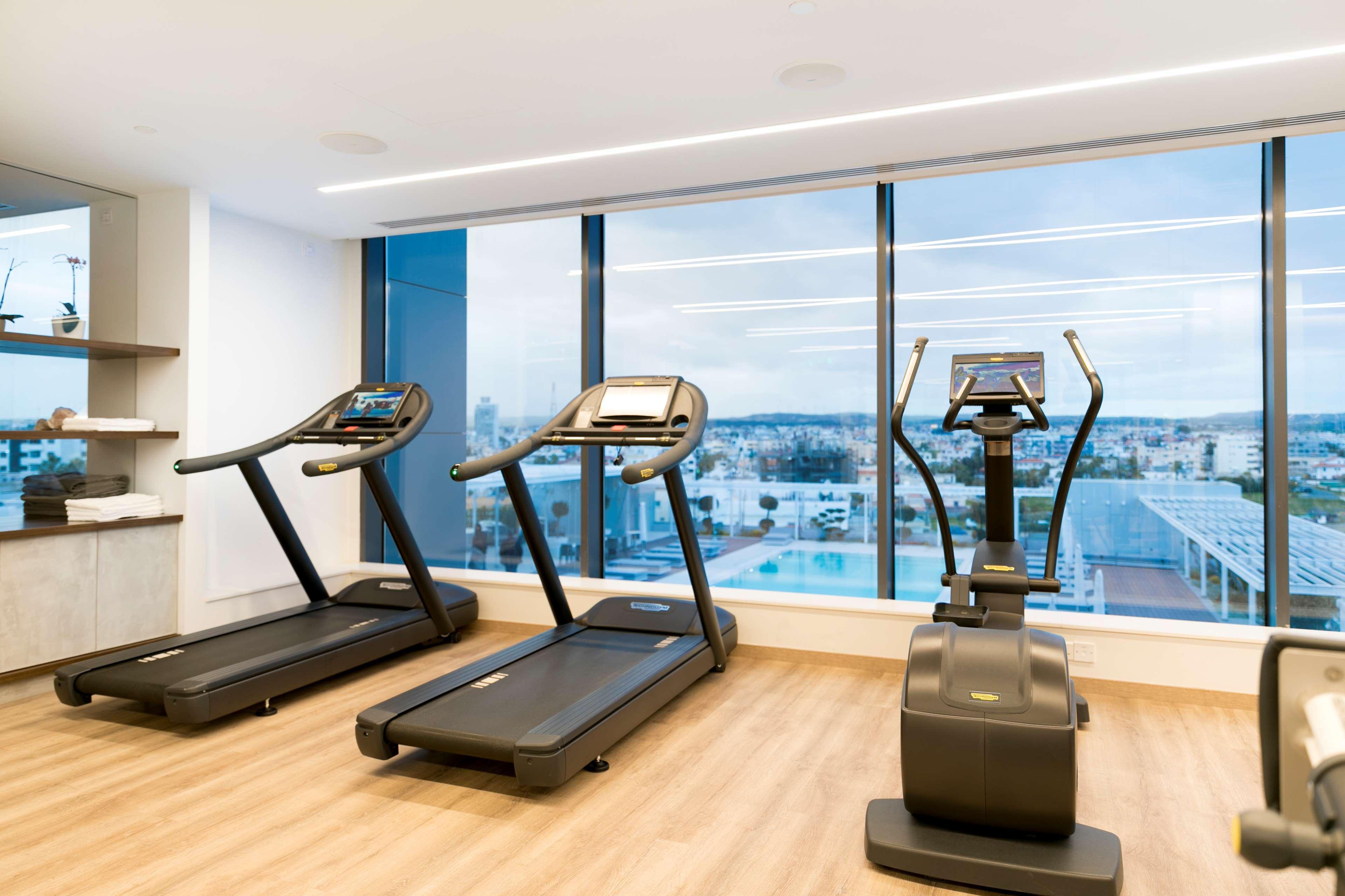 Radisson Blu Hotel, Larnaca Dış mekan fotoğraf The gym at the hotel
