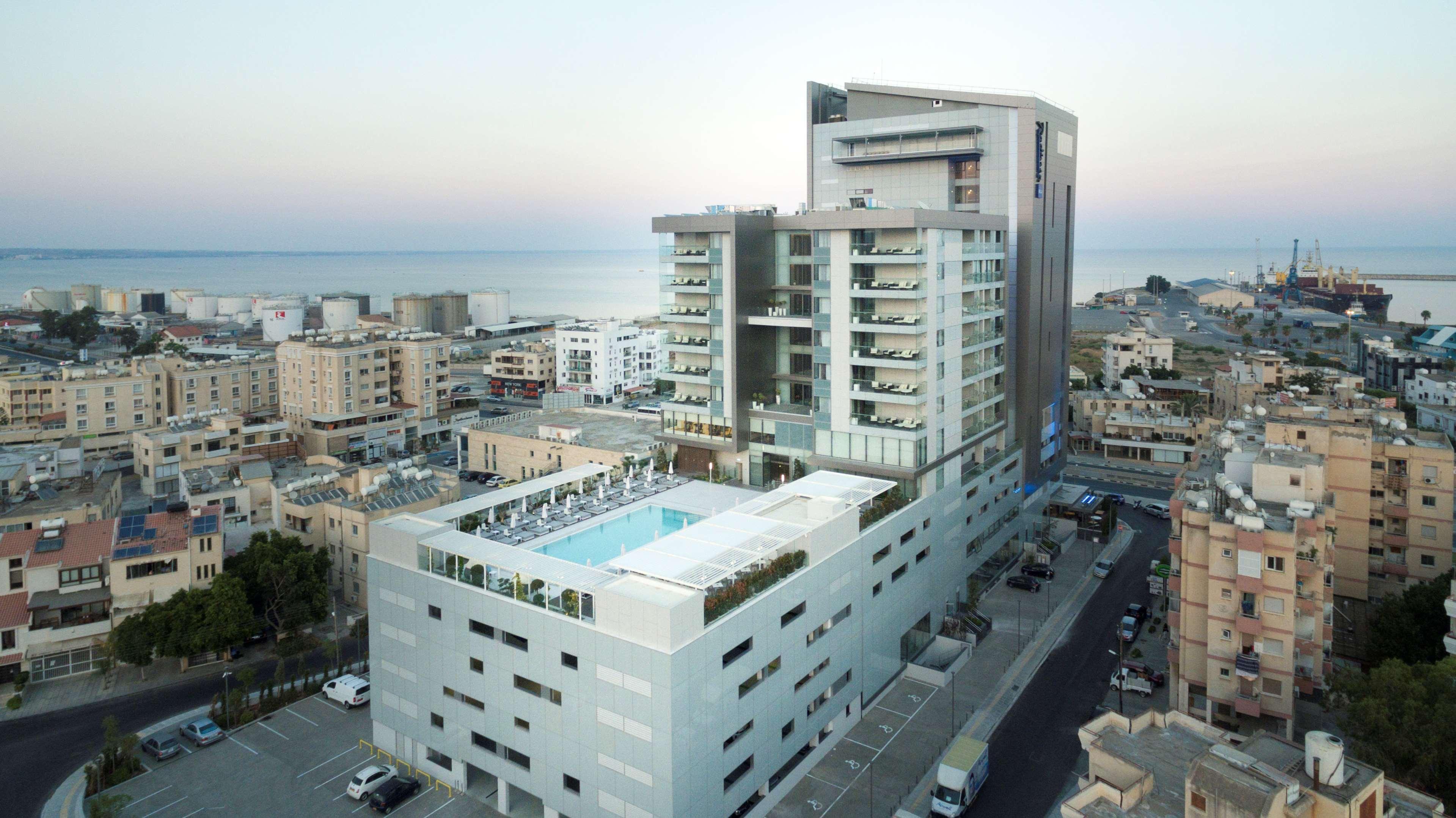 Radisson Blu Hotel, Larnaca Dış mekan fotoğraf The hotel